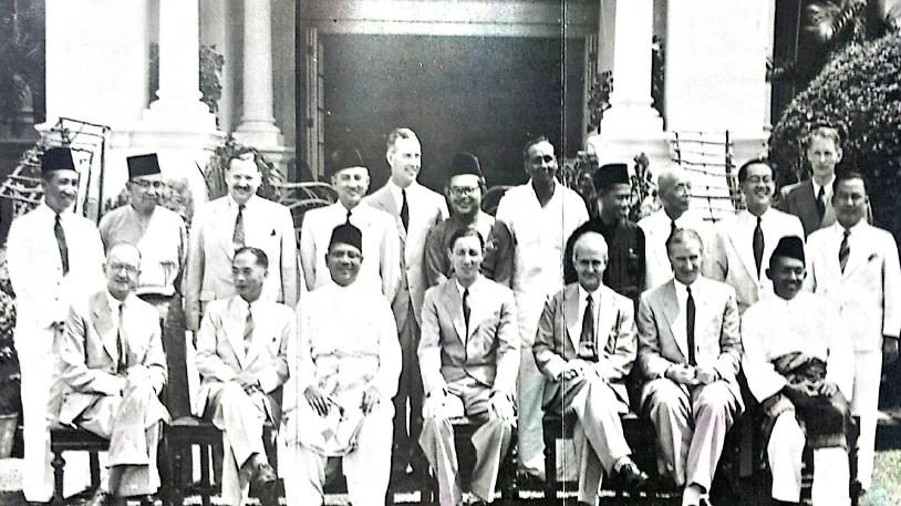 Kabinet Malaya 1955. Selepas pilihan raya persekutuan, Tunku Abdul Rahman menjadi Ketua Menteri, dan pendekatan Perikatan berubah daripada pakatan pilihan raya kepada teras kerajaan berautonomi.