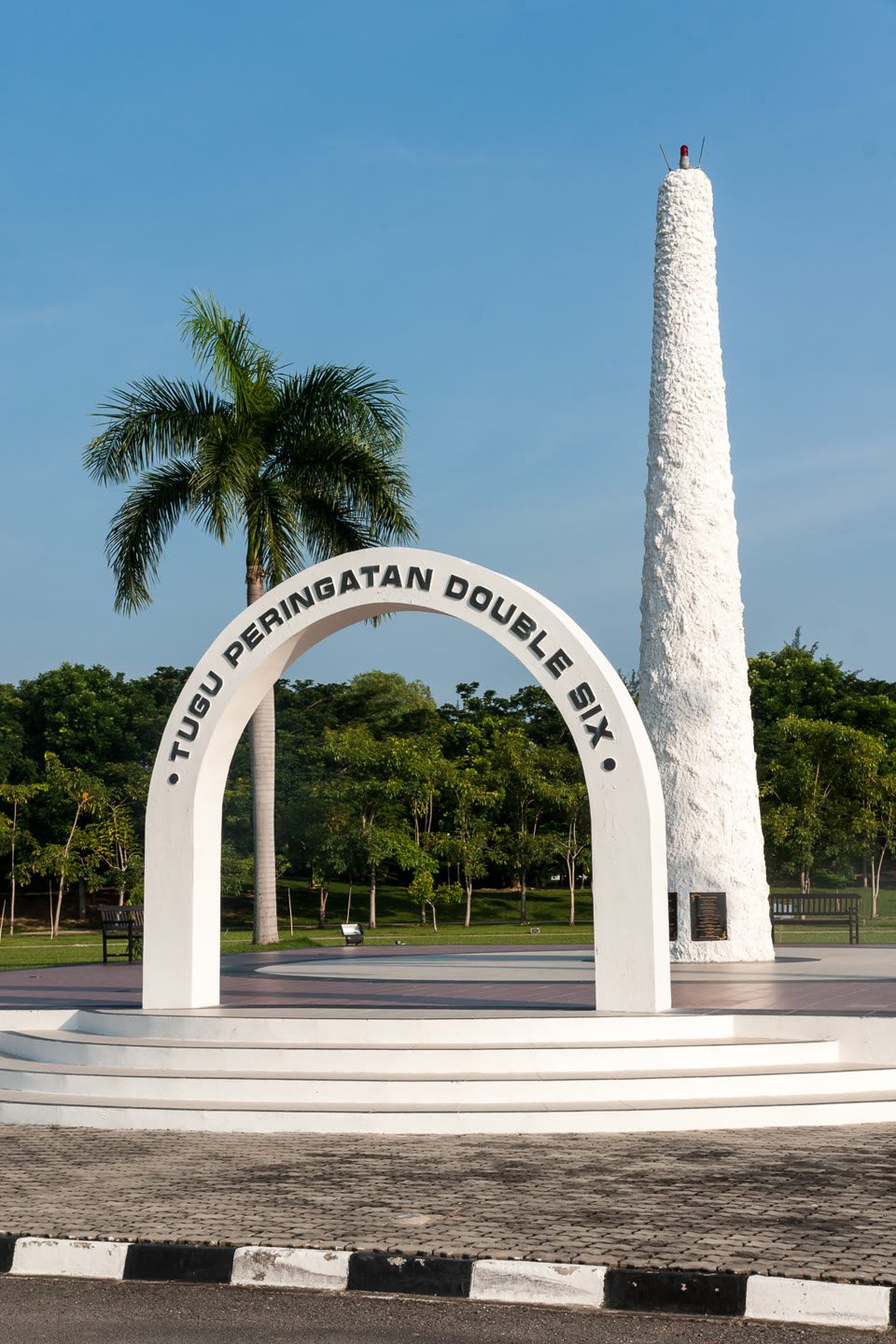 Tugu Peringatan Double Six di Sembulan, Kota Kinabalu. Ia mengingati sebelas nyawa dan satu kemungkinan perjalanan politik Sabah yang tidak lagi dapat diuji.