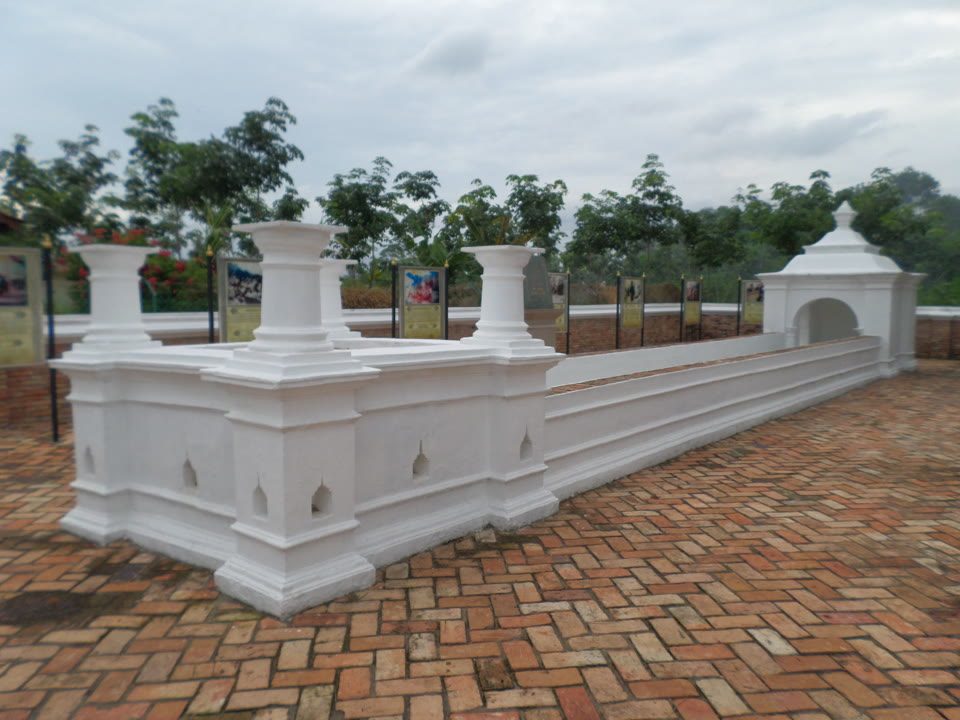 Makam Hang Tuah di Tanjung Kling, Melaka. Kewujudan makam tidak dengan sendirinya membuktikan setiap butiran riwayat abad ke-15, tetapi menunjukkan bagaimana seorang tokoh sastera mengendap menjadi ingatan sejarah masyarakat.