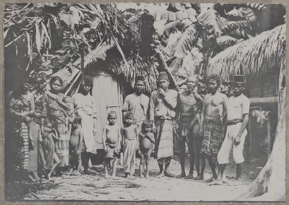 Sebuah gambar Sakai (yang dalam konteks hari ini tergolong dalam Orang Asli, dan perkataan "Sakai" kini membawa konotasi merendah) dari zaman pra-kolonial atau awal kolonial. Ia bukan gambar sesuatu serangan penculikan; ia hanya membolehkan kita melihat bahawa orang yang disebut Sakai dalam rekod Eropah abad kesembilan belas adalah manusia sebenar yang berdiri di hadapan kamera, bukan sekadar nota kaki sejarah.